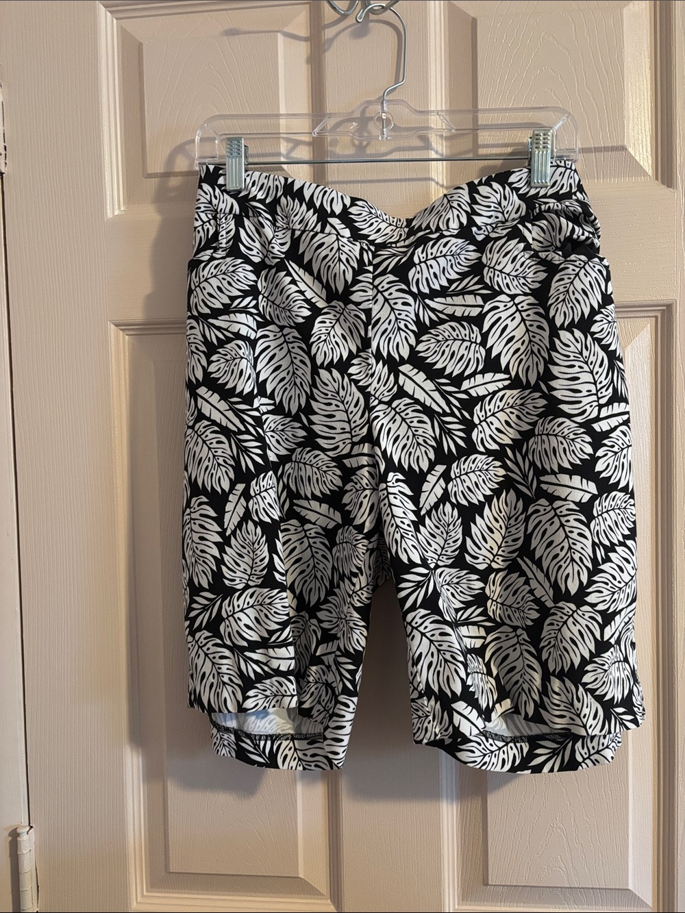 Terra & Sky Black and White Leaf Print Women's Bermuda Shorts